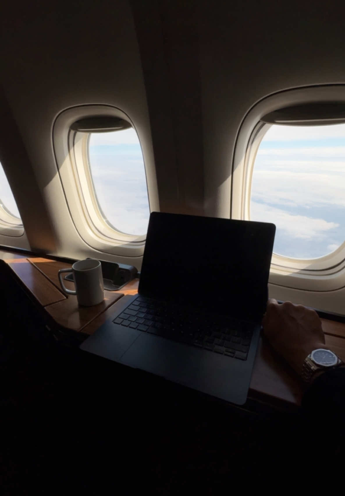 Office with a view at 41,000 ft.  #office #officewithaview #mobileoffice #firstclass #businessclass #businessclasstravel #firstclassflight #luxurytravel #audemarspiguet #aproyaloak #royaloak 
