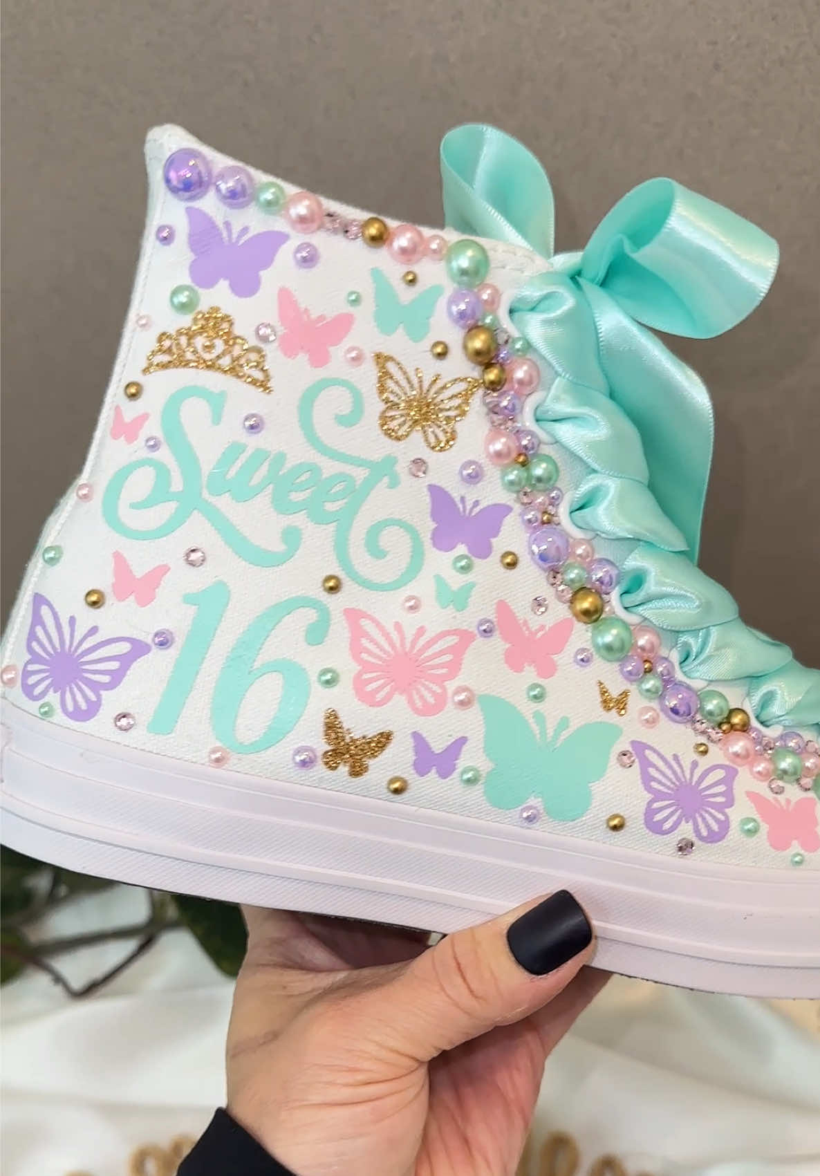 Hermoso #diseñospersonalizados para #quinceañera #customshoes #giftideas #personalizados #misXV #conversepersonalizados 