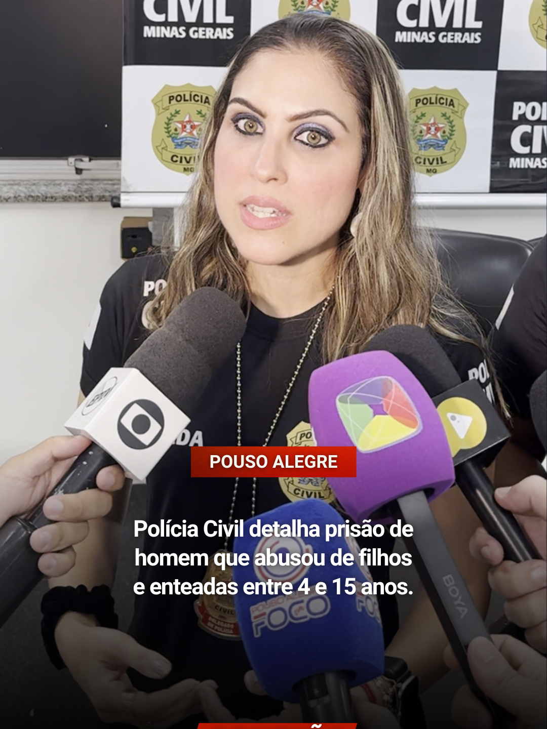 A Polícia Civil prendeu um homem de 41 anos acusado de estuprar seus dois filhos, uma menina e um menino autista de 4 anos, e duas enteadas, com idades entre 4 e 15 anos. A delegada responsável pelo caso detalhou que os abusos começaram em 2021, quando a família morava no Maranhão. . Após uma das enteadas adolescentes denunciar os abusos na escola, o padrasto fugiu para Pouso Alegre. A mãe, de 36 anos, considerada conivente pela polícia, mudou-se com os filhos menores para a mesma cidade, deixando as duas adolescentes com familiares no Maranhão. As adolescentes também sofreram abusos por parte desses familiares e, posteriormente, mudaram-se para Pouso Alegre. . Em Pouso Alegre, os abusos continuaram. O homem dopava um dos filhos autistas e oferecia balas para que outra criança não reclamasse dos abusos. A denúncia contra o padrasto foi feita em 11 de março de 2024, após uma das adolescentes ser novamente abusada e pedir ajuda para a sua patroa, onde trabalhava de babá. . O padrasto fugiu para Congonhal para evitar a prisão. Vítimas relataram à polícia que a mãe chegou a levar as crianças até um sítio onde ele estava escondido. As crianças foram retiradas da mãe e levadas para um abrigo. O juiz responsável pelo caso proibiu as visitas da mãe às crianças. . A prisão do padrasto ocorreu em uma fábrica às margens da BR-459, em Congonhal, onde ele trabalhava. O homem foi encaminhado ao presídio e está à disposição da Justiça. A mãe permanece em liberdade. . Leia mais em: www.conexaotvweb.com.br . #conexaotvweb #pousoalegre #pousoalegrecity #pousoalegremg #pousoalegreeregião #pousoalegresuldeminas