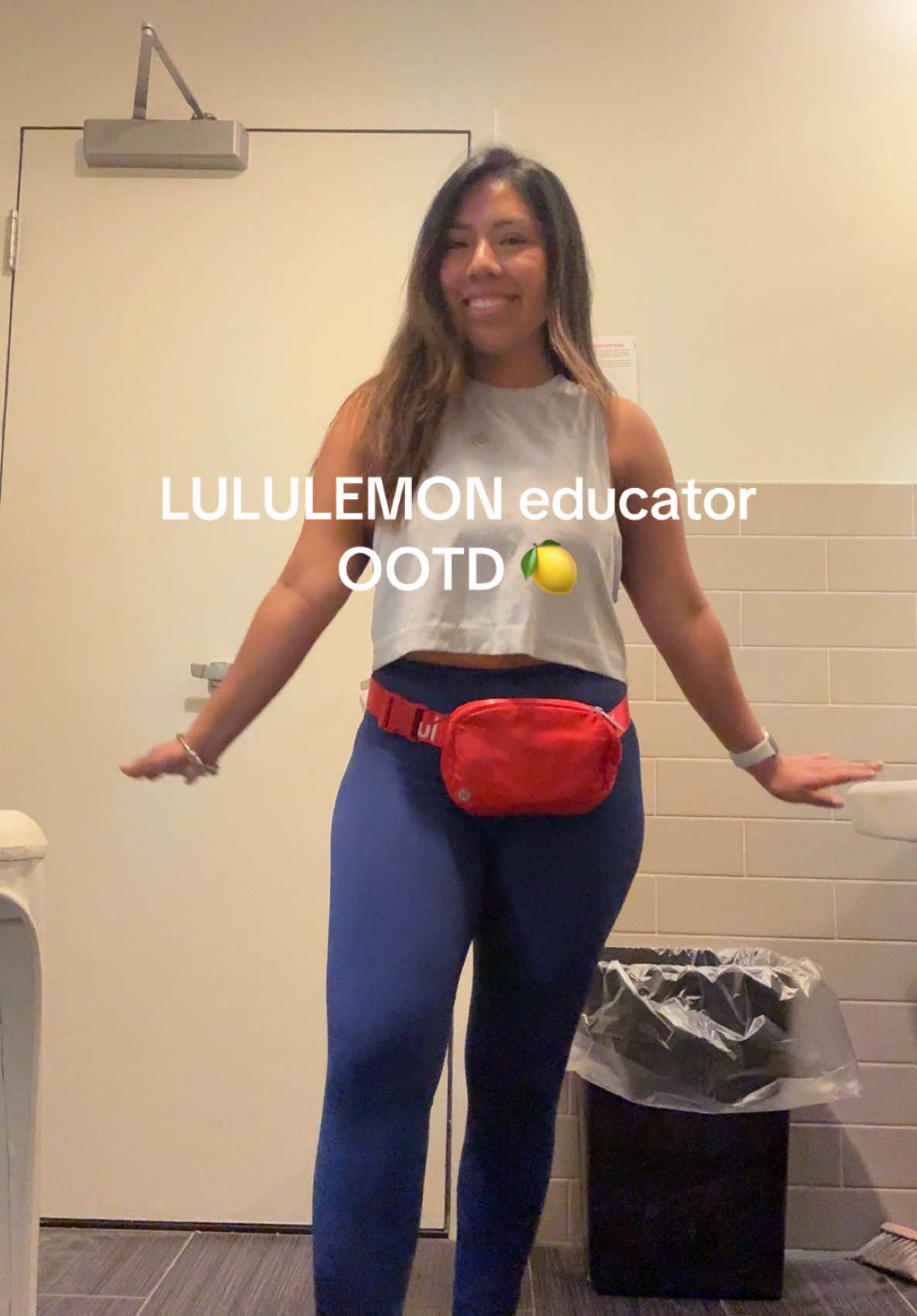 Finally with the warmer weather i can add more color to my wardrobe ✨  Top: Thrifted  Leggings: @lululemon  Shoes: @On  #lululemon #lululemoneducator #lululemonbeltbag #lululemoneducatorootd #lululemonspring #outfits #springootd 