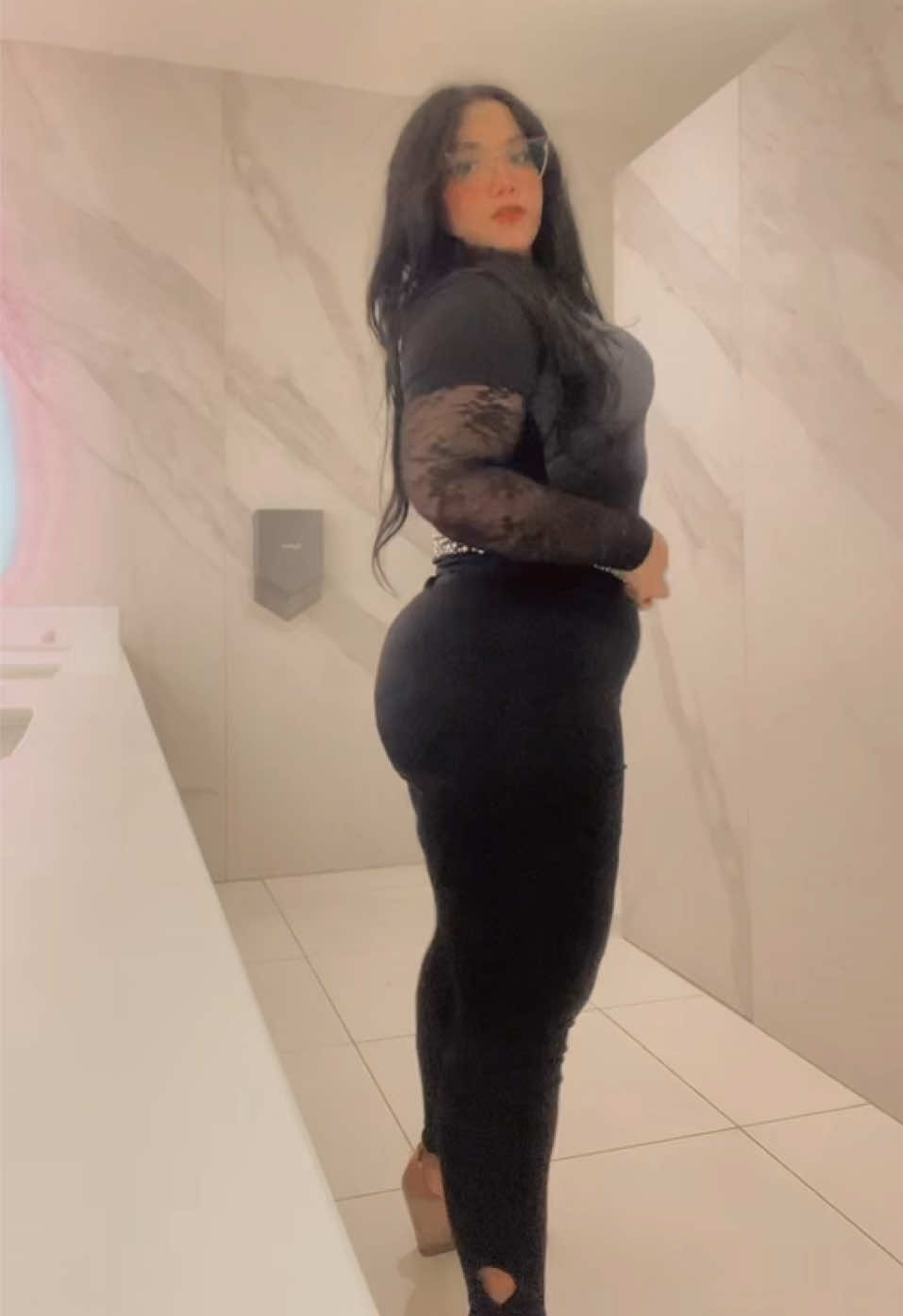Luna de sangre 🩸 🌕 #ozzyosbourne #rock #guitarsolo #solodeguitarra #classicrock #blackdress #lovely #rockgirl #curvy #curvygirl #curvyfashion #curvybodies #curvymodel #musclemommy #thick #cintura #cinturapequeña