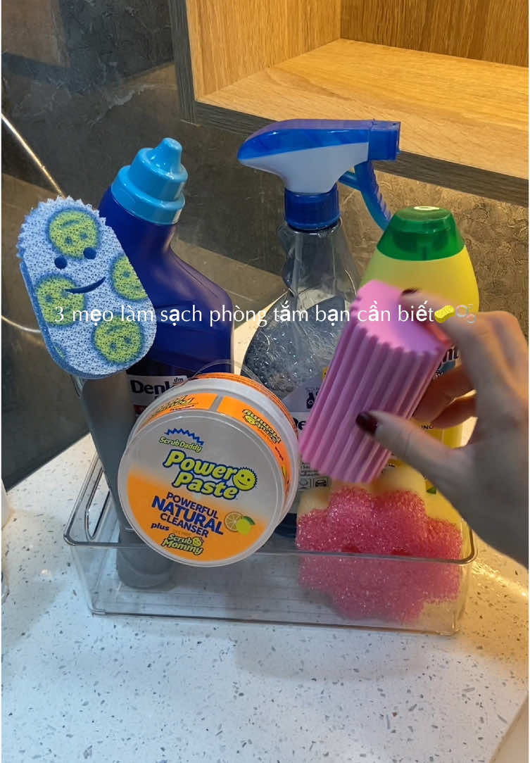 3 mẹo làm sạch phòng tắm bạn cần thử 🧽🫧  1. Lau tường phòng tắm bằng cây lau nhà giúp tiết kiệm thời gian và công sức  2. Dùng baby oil để làm sạch và ngăn ngừa các vết nước trên vòi nước của bạn  3. Trộn nước rửa chén và dấm theo tỉ lệ 1:1 để kính phòng tắm luôn sạch sẽ lấp lánh ✨ #clean #CleanTok #cleaning #cleaningtiktok #cleanwithme #kimanhhbe #donnhacungkimanh #dondepnhacua #viralvideo #xuhuong #fyp 