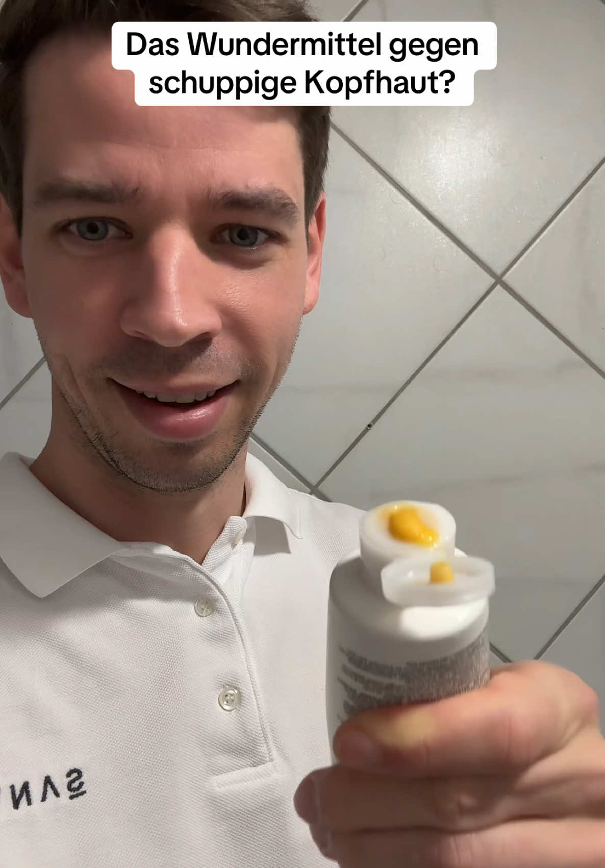 Will @Der Hautarzt 2b👨🏻‍⚕️ mich dieses Mal verarschen? 😂 Ich habe schon lange Probleme mit schuppiger Kopfhaut im Rahmen einer seborrhoischen Dermatitis. Anti-Schuppen Shampoos aus der Drogerie helfen nicht. Deswegen bringt Avend mir immer Proben aus der Klinik mit. Aber dieses Mal.. was ist das? 😂😂 #derhausarzt #hautartzt #schuppen #seborrhoischedermatitis #ketoconazol #salicylsäure 