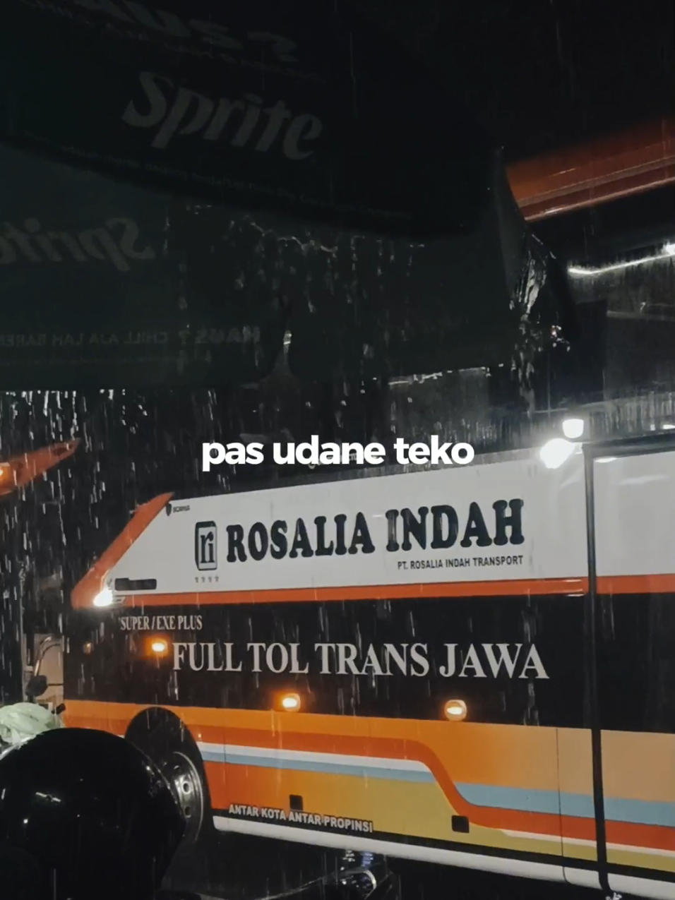 Road Test Rosalia Indah + Hujan  📍Agen bis rancaekek #rosaliaindah #rosaliaindahtransport #rosaliaindahmania #klebus #klebusguyonwaton #syahduuu #sukavidiobus #bismillahfyp #trendtiktok 