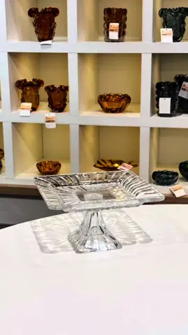 🍰✨ Transforme qualquer sobremesa em uma obra de arte com o Prato para Bolo de Cristal Quadratta da Lyor! Seu design moderno e cristal de alta qualidade adicionam um toque sofisticado a qualquer mesa, elevando a apresentação dos seus bolos, tortas e muito mais. 💎🎂 💡 Salve para se inspirar e deixar suas sobremesas ainda mais irresistíveis! 🍰✨ #MesaPosta #DetalhesQueEncantam #LançamentoLyor #DesignElegante #SobremesasComEstilo #Cristal #HomeDecor #CozinhaElegante #EstiloNaMesa