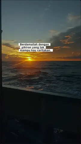 laki - laki tidak bercerita tetapi duduk diam dengan tatapan kosong 🙂 #pelautpunyacerita #pelautindonesia #sadvibes🥀 #sad #beranda #xyzbca #4you #fyp #fypシ 