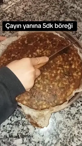 Yalancı börek  Hamur açmadan çıtır çıtır patatesli börek yapmak ister misiniz Videomu görenlerden yoruma kalp istiyorummm canımlar ❤Bu börek tarifimi mutlaka kaydedin ve yapın hem çok lezzetli hemde çok pratik Yalancı börek 3yumurta 4 orta boy patates (küp küp doğranmış) Biraz beyaz peynir Biraz maydanoz Biraz dereotu 1 su bardağı sıvıyağ 1 su bardağı yoğurt 1 su bardağı un (ben @erisundunyasi markasını severek kullanıyorum. Her tarifimde beni memnun etmeyi başarıyor) 1 kabartma tozu Tuz,karabiber,pulbiber Tüm malzemeleri iyice karıştırdıktan sonra yağladığınız borcama alıyoruz. Üzerine dilerseniz çörek otu ve Susam dökebilirsiniz. Önceden ısıtılmış 180 derecelik fırında pişiriyoruz. #börektarifleri #börek #börektarifi #börekçeşitleri #patateslibörek #patateslitarifler #hamurişi #hamurişitarifleri #hamurişitarifi 