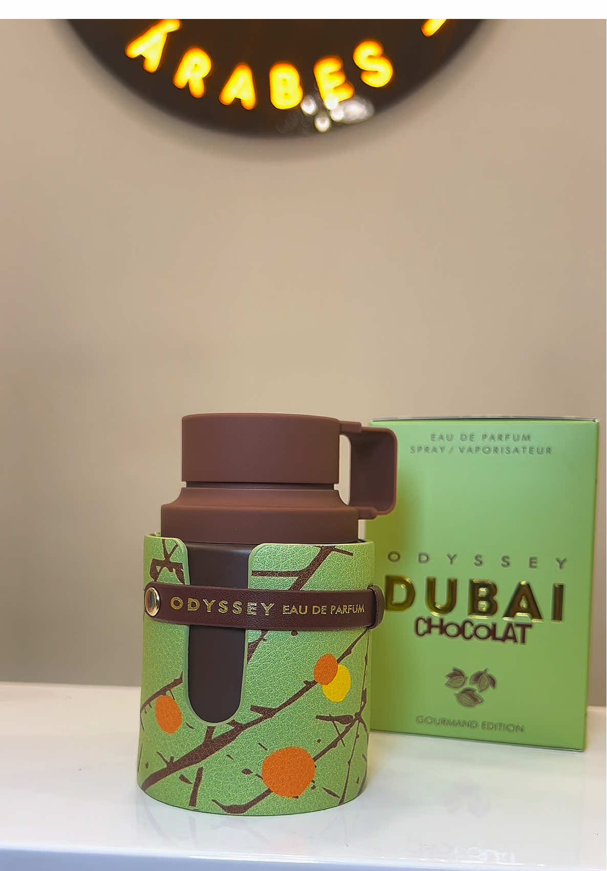 Odyssey Dubai Chocolat de Armaf es una fragancia de la familia olfativa Oriental Vainilla para Hombres y Mujeres.  Las Notas de Salida son café, pistacho (pistache), praliné, Knafeh y avellana; las Notas de Corazón son chocolate, vainilla y cardamomo; las Notas de Fondo son caramelo, haba tonka y Amberwood. #perfumes #perfumesarabes #rompecuellos #tiktok #nuevo #chocolate #odyssey 