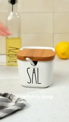 🔍 Achadinho da cozinha que toda dona de casa ama! ✨ Saleiro de porcelana com colher e tampa de bambu – além de prático, deixa sua cozinha ainda mais charmosa! 💕 🔥 Não perca essa novidade! Gostou? Comenta EU QUERO que eu te mando o link! 📩 #AchadinhosDaCozinha #DicasParaCasa #CozinhaOrganizada #EuQuero #Promoção #casadecorada 
