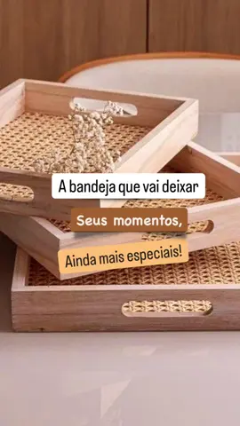 “Elegância e funcionalidade na sua mesa! ✨ A Bandeja Retangular de Bambu e Palhinha é perfeita para servir com charme ou decorar com estilo. Quem ama esse toque rústico e sofisticado? 💛 Comenta aqui! 👇 Quer o link para garantir a sua? Comenta ‘QUERO’ que te enviamos! 📩” #CapCut #dicasparacasa #tik_tok #shopee #organizacao #cantinhodocafe 