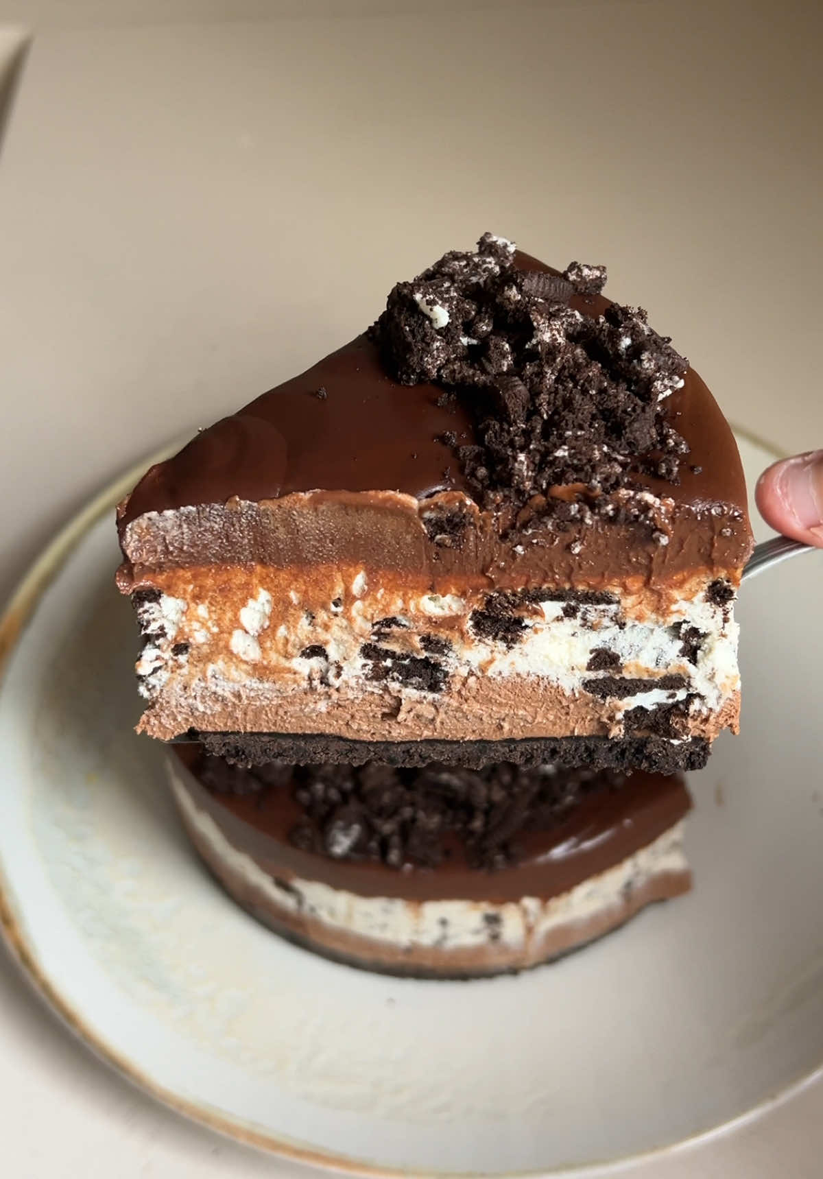 TORTA MOUSSE DE OREO COM CHOCOLATE 🍫  Base: 160g de bolacha de chocolate 60g de manteiga Mousse de chocolate: 150g de chocolate meio amargo 50g de creme de leite  150g de chantilly Mousse de oreo: 150g de chocolate branco  30g de creme de leite 150g de chantilly 100g de oreo picado  Cobertura: 200g de chocolate meio amargo 200g de creme de leite #receitas #receitasfaceis #receitasimples 