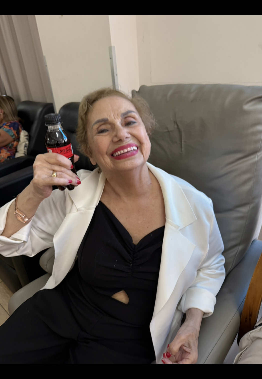 A Mamãe tem 80 anos e demência mas a paixão pela coquinha é maior que tudo! A vó da @Coca-Cola  #cocacola #vódacoca #véia 