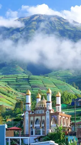 Salah satu masjid terindah di lereng Gunung Sumbing #sukomakmur #gunungsumbing #pemandangan #alam #magelang #fyppppppppppppppppppppppp 