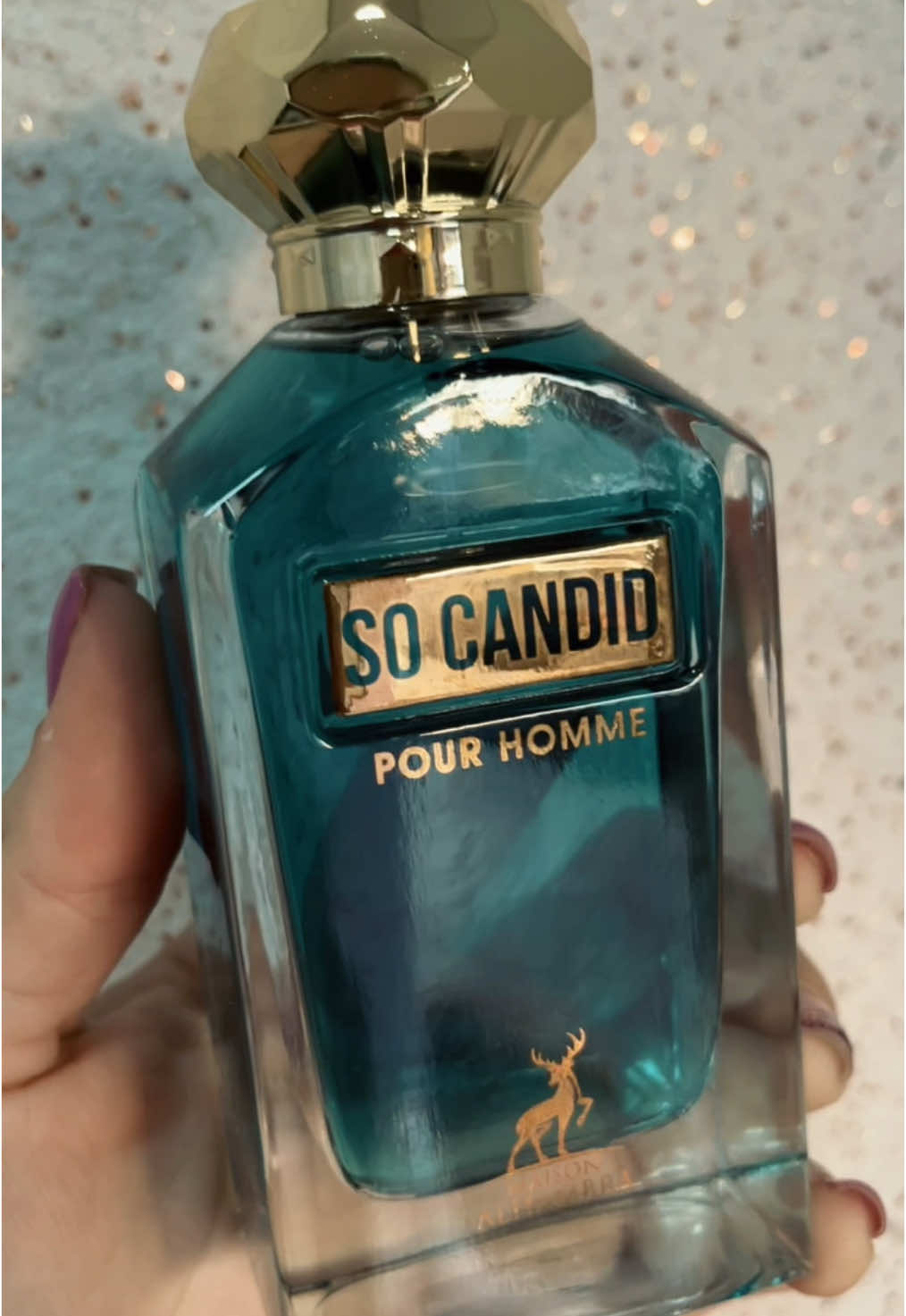 So Candid Pour Homme Masculino - Maison Anembra. Imagine um perfume que exala masculinidade e sensualidade, capaz de despertar olhares e admiração por onde passa. E exatamente essa a proposta de So Candid Pour Homme. Com uma combinação irresistivel de notas citricas, florais e amadeiradas, essa fragrância oriental é perfeita para homens que desejam expressar sua personalidade sedutora e sofisticada. #perfumaria #arabes #socandid #maisonalhambra #perfumariaarabe #perfumes 