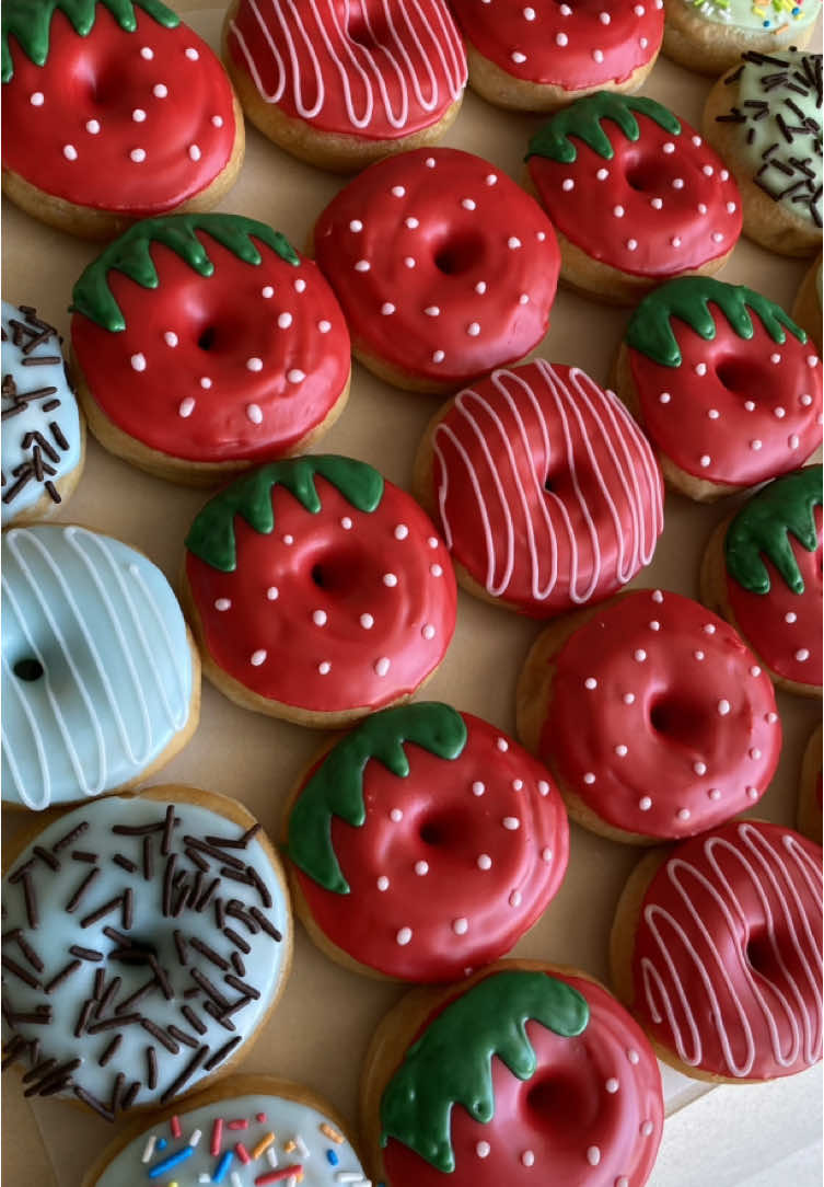 ¡Hoy en día el glaseado es mi mejor amigo! Aunque, no fue un amor a primera vista, tuvimos que trabajar mucho, para lograr esto, ya van a ser casi 5 años haciendo donas casi a diario🥹😍  No puedo creer lo rápido que pasa el tiempo. Todo ha sido amor y constancia🔥🍩 #minidonas #minidonuts #minidonitas #glaseado #decoración #decoracion #cake #pastel #cursodedonas #minidonuts #donut #donutshop #donutslover #donuts🍩