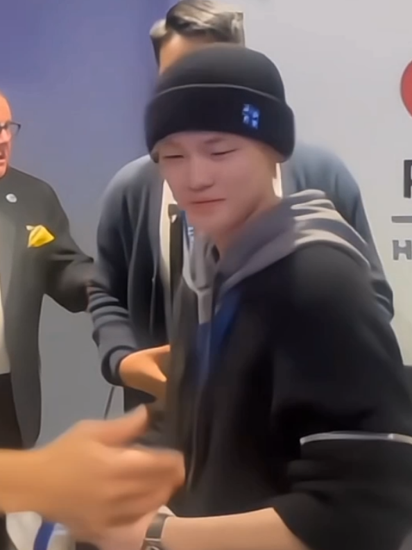 9 tahun bukan waktu yang sebentar kan??? chenle udah suka sama stephen curry dari tahun 2016. di tahun 2020 curry udah notice chenle dan bilang mau wujudkan keinginan chenle buat ketemu kalo dunia udah membaik waktu itu lagi covid. dan ternyata baru kesampaian ketemu di tahun 2025 chenle sampe speechless gak tau mau ngomong apa, mau foto dan minta tanda tangan aja sampe di arahin sama om staf karena saking senengnya dan nervous juga kalii yaa🥺 bukan cuma kamu yang seneng le, aku juga ikutan seneng sampe nangis karena tau seberapa sukanya kamu sama stephen curry dan seberapa besarnya keinginan kamu untuk bertemu dan di follback sama curry dan sekarang akhirnya bisa ketemu bisa bertatap muka secara langsung☹️ ini bukan schedule ya gess, chenle sengaja datang ke fransisco buat nonton langsung pertandingan karena hari ini juga hari ulang tahunnya stephen curry💙 #chenle #nctdream 