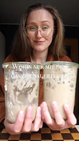 Wohin nur mit dem ganzen Sauerteig, ganz einfach ab ins Müsli (schmeckt zu gut)❤️ - hier das Rezept für 6 Portionen Die Inspiration kam von @claras.crumbs , genau mein Geschmack! Danke dafür 🤩 Rezept: 100g Sauerteig Discard 100g Waldhonig 150g Haferflocken (Nackthafer) 100g Nüsse 50g Trockenfrüchte (Datteln) 1 TL Zimt Etwas Vanille  Zubereitung: 1. Den Sauerteigrest mot dem Honig, Zimt und Vanille zu einer glatten Masse verrühren.  2. Jetzt die Flocken, die gehackten Nüsse & die zerkleinerten Datteln zugeben und alles gut vermengen. 3. Die Masse sollte nun klebrig sein, falls nicht, dann noch 2 EL Wasser zugeben. 4. Die Masse auf einem Backblech verteilen und bei 180 Grad/ Umluft für 20-25 Minuten rösten.  Viel Spaß beim ausprobieren! 🥳❤️ #vollwertig #gesund #vollkorn #vegetarisch #vegetarischerezepte #brot #sauerteig #backen #granola #honig #nüsse #nackthafer #haferflocken #frühstück #snack #süßigkeit #müsli #sourdough #fy #fyp 