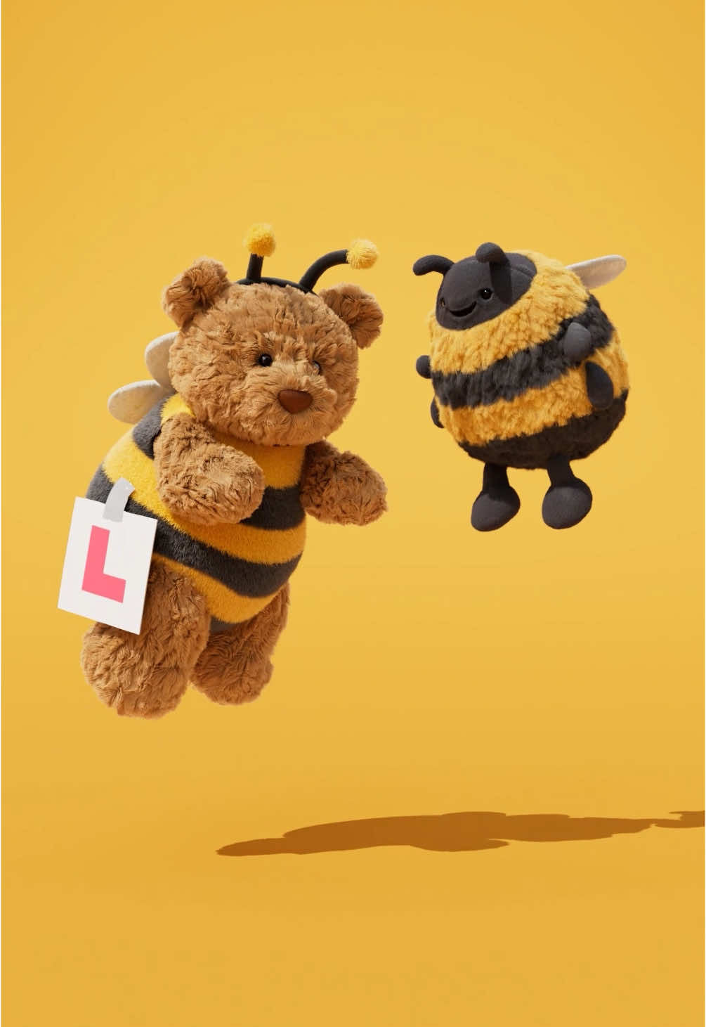 Learning to fly 🐝 #sharingjoy #jellycat #jellycatlondon 