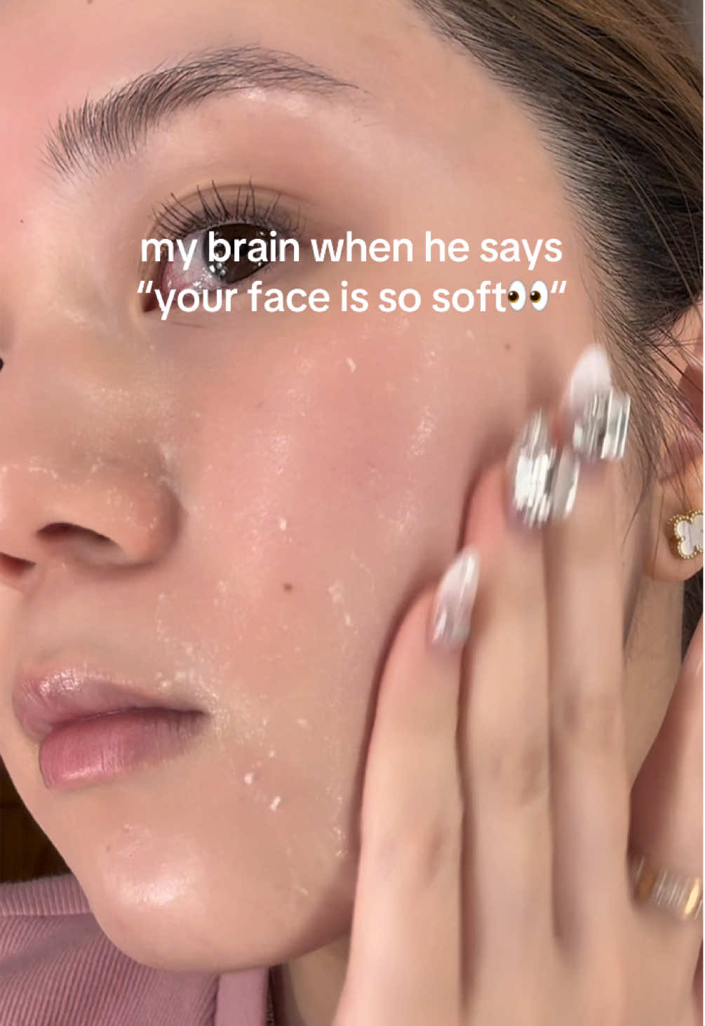 Courtesy of my skincare routine 🥹🙌🏻👀🫧 #softskin #koreanbeauty #kbeauty #glassskin #koreanskincare #glowy #acne #SkinCare101 
