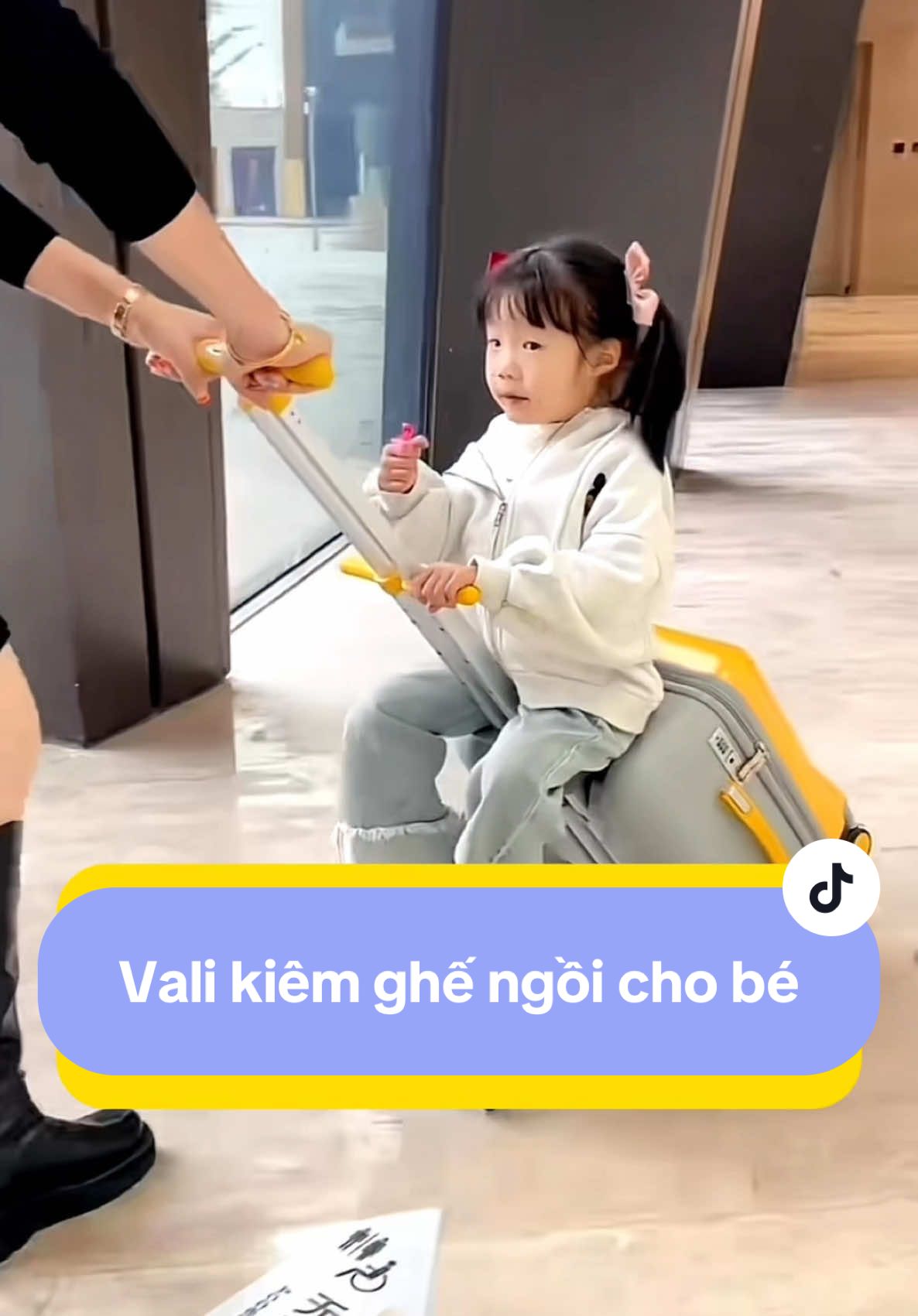 Vali kiêm ghế ngồi cho bé siêu tiện lợiii ba mẹ nên sắm trong mùa du lịch này nha #lichareview #reviewvali #valichobe #vali #dulich #travel 