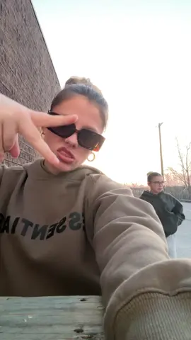 Who’s callin my phone?? @Em 