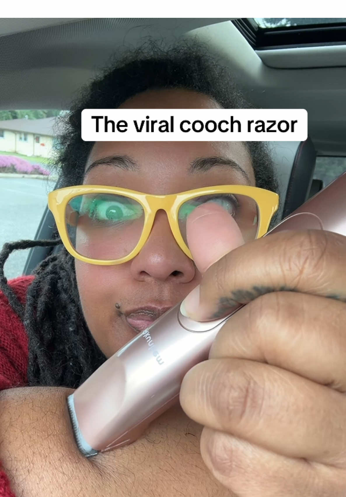 We saving coins💵on waxes in 2025! Grab this dual end razor and get baby bald! #razor #shaver #womensrazor #waxing #hairremoval #tiktokshopspringglowup #springtok #tiktokshopcreatorpicks 