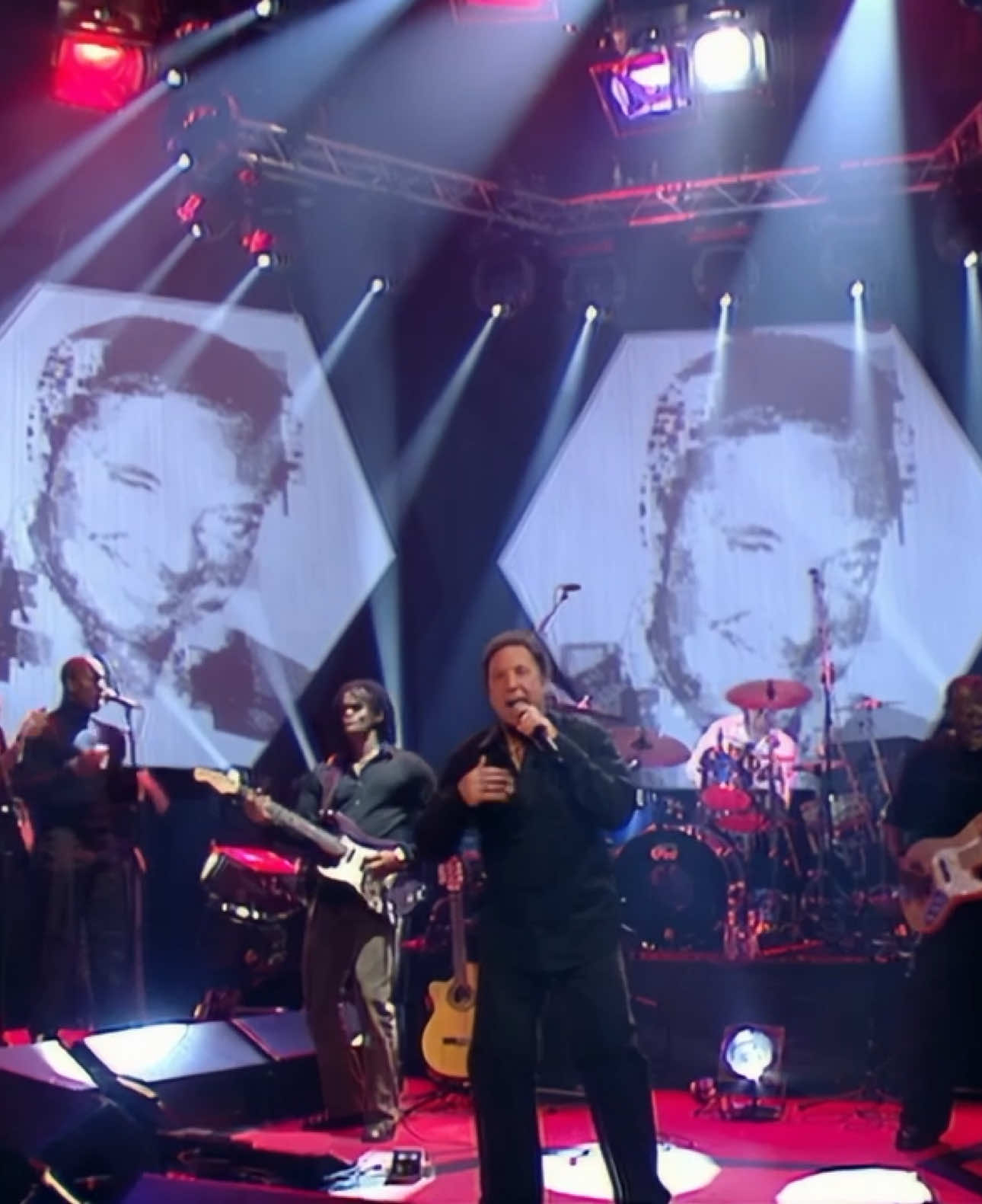 Friday Flashback to 🎶Tom Jones International🎶 #laterwithjoolsholland. Full performance now on my @youtube. Enjoy.