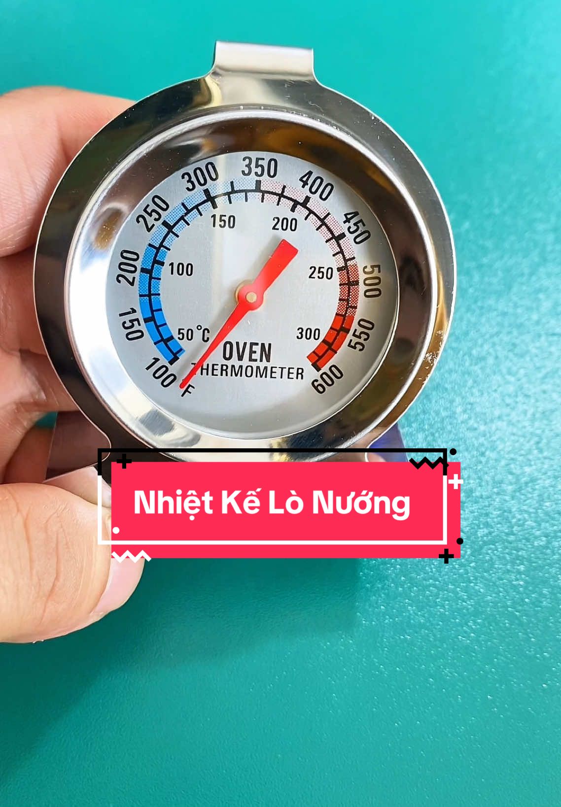 Nhiệt kế lò nướng HATISS bằng thép không gỉ. Đặc điểm nổi bật:  * Chất liệu: Thép không gỉ, bền bỉ và an toàn cho thực phẩm.  * Hiển thị kép: Mặt đồng hồ hiển thị cả độ C (°C) và độ F (°F), giúp dễ dàng theo dõi nhiệt độ.  * Thiết kế: Dạng đồng hồ kim chỉ, dễ đọc và sử dụng.  * Phạm vi đo: Từ 50°C đến 300°C (100°F đến 600°F).  * Ứng dụng: Dùng để đo nhiệt độ trong lò nướng, đảm bảo nhiệt độ chính xác cho việc nấu nướng. Lợi ích:  * Giúp kiểm soát nhiệt độ lò nướng tốt hơn, đảm bảo thức ăn chín đều và ngon miệng.  * Phù hợp cho cả người mới bắt đầu và người có kinh nghiệm nấu nướng.  * Chất liệu thép không gỉ dễ dàng vệ sinh và bền bỉ theo thời gian. #amini #dungculambanh #nhietkelonuong #nhietke 