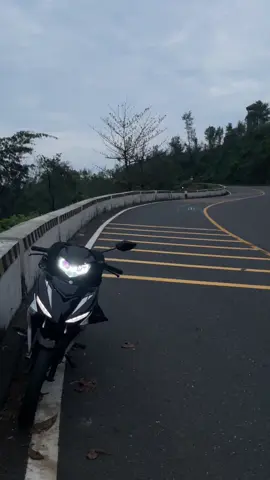 Độc hành đôi khi cũng vui vì thấy được bản thân mình trong từng phút giây, không gò bó phụ thuộc bởi ai khác #xuhuong #xuhuongtiktok #touring #viral #ex150 #đèohảivân #xh2025 