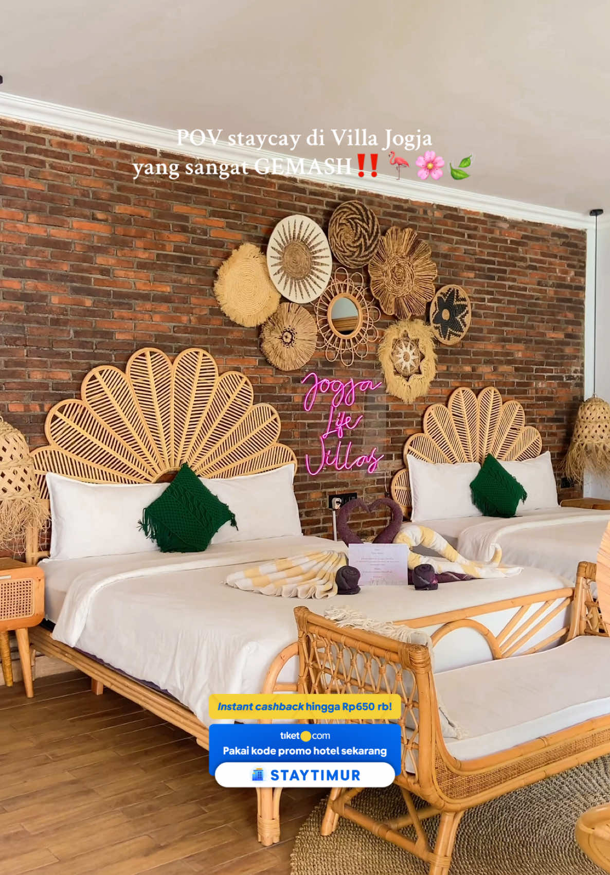 GEMASH‼️ please aku suka sama konsepnya, cocok buat aku yang suka foto-foto lucu, designnya aja lucu, kamar mandinya lucu, poolnya ada floatis lucu, sarapannya lucu! Serba lucu 🦩, apalagi kalau pas ramadhan, its low season, jadi harganya makin murah, check aja tag lokasi > tiket.com > pesenya pakai kode promo ✨ACCTIKTOK5✨ atau kode promoku ✨STAYTIMUR✨ sampai 31 desember 2025‼️ #TravelHematRamadan  #jogja #jogjalifevillas #sobattiket 