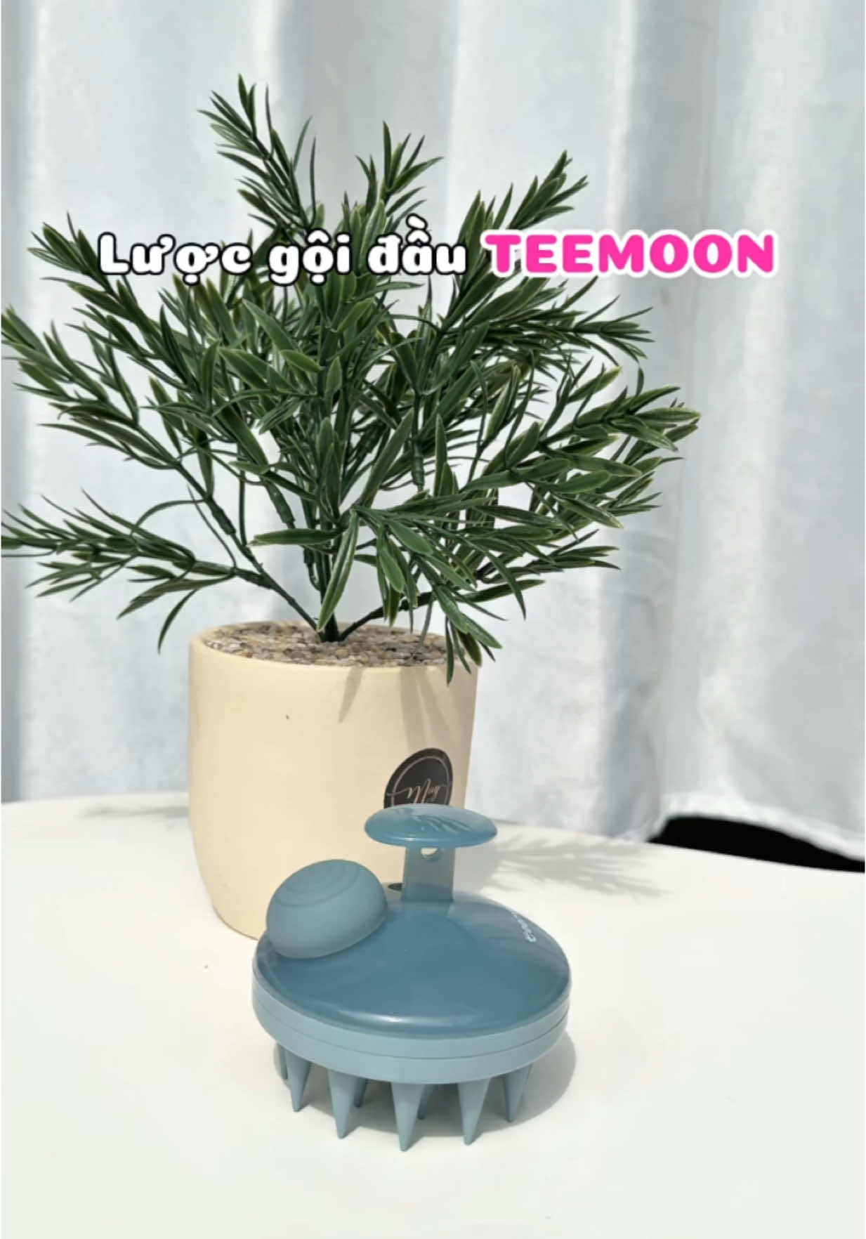 So với việc gội đầu bằng tay thì gội đầu bằng lược nhiều lợi ích hơn đó mấy bà #luocgoidau #luocgoidauteemoon 