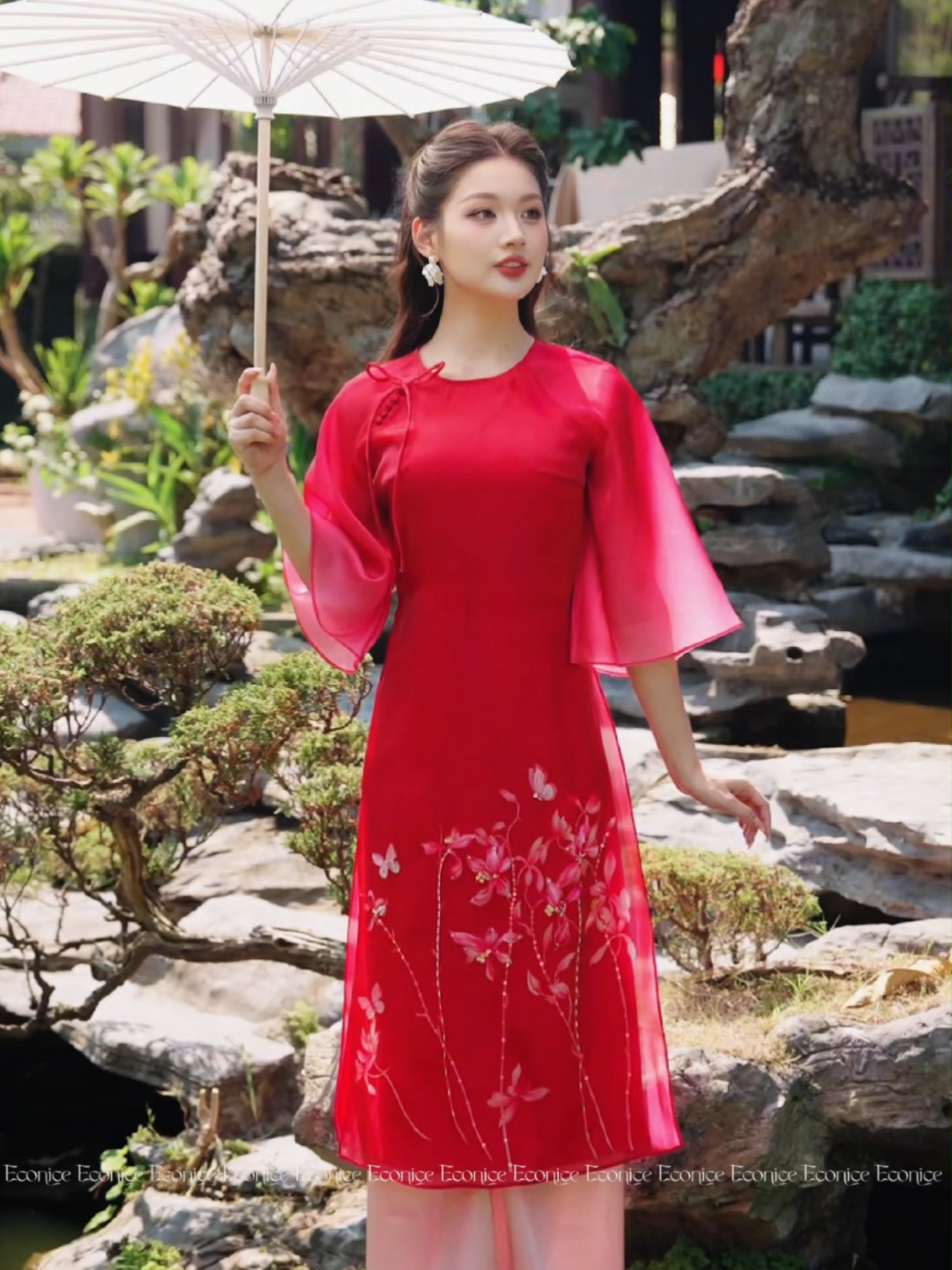 Tà áo dài lung linh dưới ánh nắng đầy cuốn hút #aodaitruyenthong #aodaidep #econice #thinhhanh #xuhuong