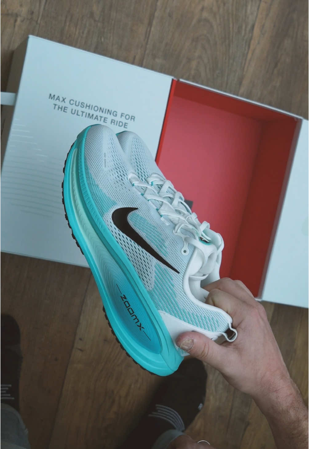 The full look… Unboxing the Nike Vomero 18 in a delicious seeding box with the Nike Stride Apparel 🤌 This is the first time ive got my hands on the apparel so it’s good to see the pocket storage is on point in the short. So many shorts don’t get this right.  The jacket looks super light and breathable, and there’s something about a fresh white running tee I’m absolutely loving at the moment. Am I right? Get yours from @prodirectrunning 👌👀 Full fit out and a Vomero 18 updated review dropping soon.  #gifted #nike #prodirect #vomero #Running