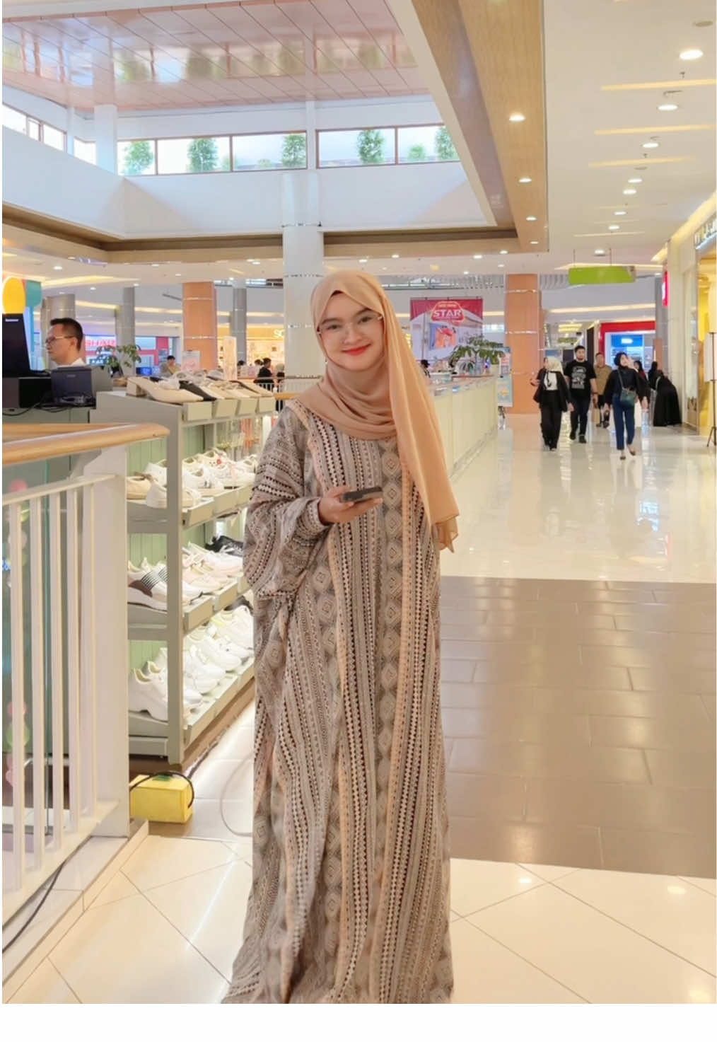 ✨نصف رمضان ذهب و نصفه الآخر ذهب✨ Separuh Ramadhan telah pergi.. Dan separuh sisanya adalah Emas. Btw Cocok banget buat lebaran hari ke-2 nii 😍❤️‍🔥 simple tapi elegan nyaman bgttt buat dipake seharian anti gerah2an pokoknyaa 😍🤍 #masyaallahtabarakkallah #gamis #kaftanviral #kaftan #gamiskaftan #etnik #cream #kaftanmurah #gamislebaran #lebaran #arabicsong #fyp #foryou #lewatberanda 