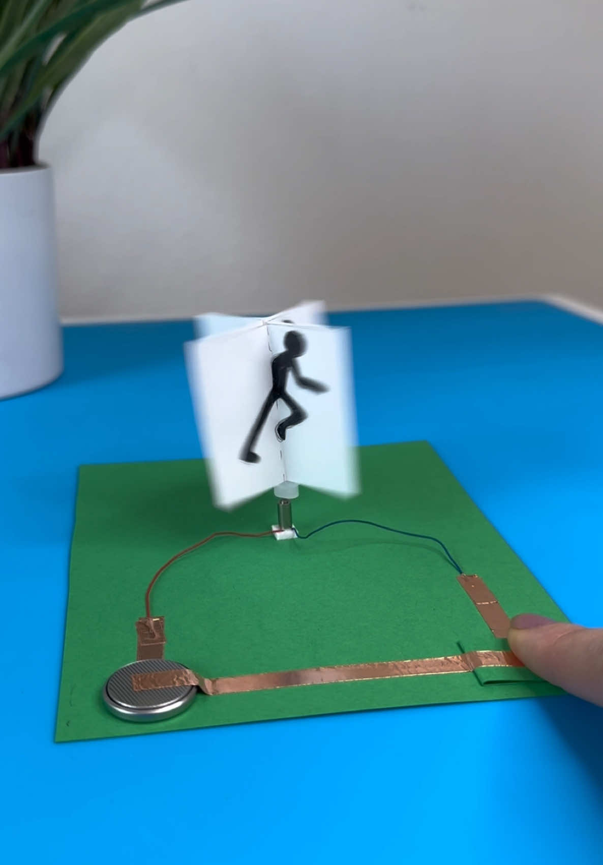DIY “Running man” interactive paper animation card. Easy and fun paper circuit project for beginners.  You will need: - Micro dc motor - Conductive copper tape - Coin cell battery 3V (CR2032) - Paper - Markers Warning: this project should be done under adult supervision. ©️ @Moonshotkidz – All rights reserved. Reproduction, distribution, or use of this artwork and video without permission is prohibited. For licensing inquiries, contact Moonshotkidz@gmail.com Order supplies here: https://www.amazon.com/shop/moonshotkidz #art 