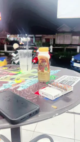 Laki-laki, Golda, Kursi Alfamart, Rokok, Hujan, percayalah ini pertanda dunia sedang tidak baik-baik saja #fy #fyp #fypage #fypシ゚ #fyppppppppppppppppppppppp #fypp 