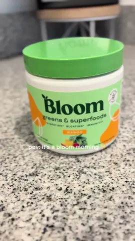 it’s gloomy outside but it’s bloomy in hereeee👀🫠😂 @Bloom Nutrition ilysm✨ #morning #morningroutine #bloomnutrition #routine #morningvlog 