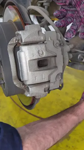 install new rear brake pads  #losangeles #usa #mechanic 