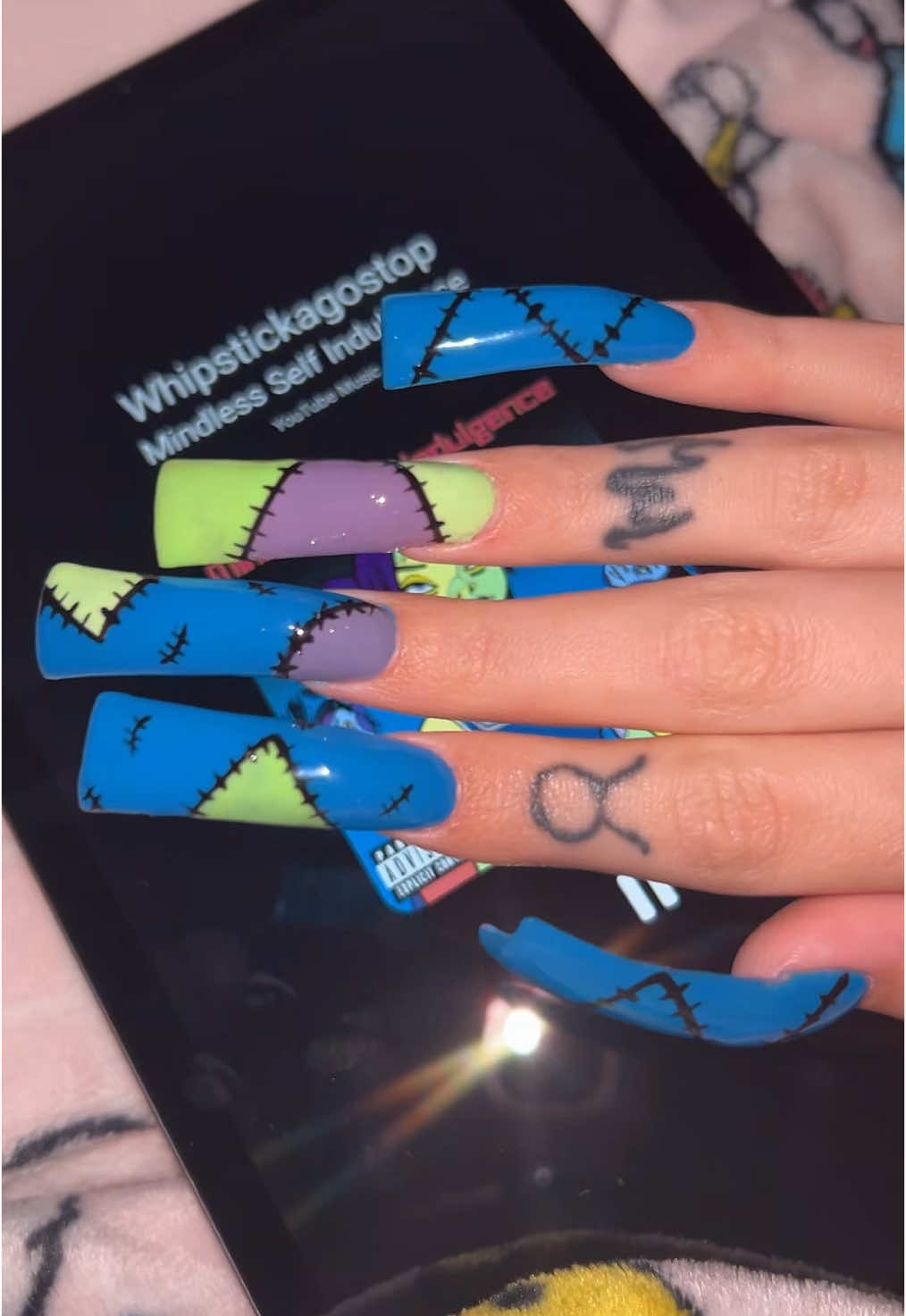 I lovs them ok #nails #xlnails #ducknails #2000s #msi #mindlessselfindulgence 