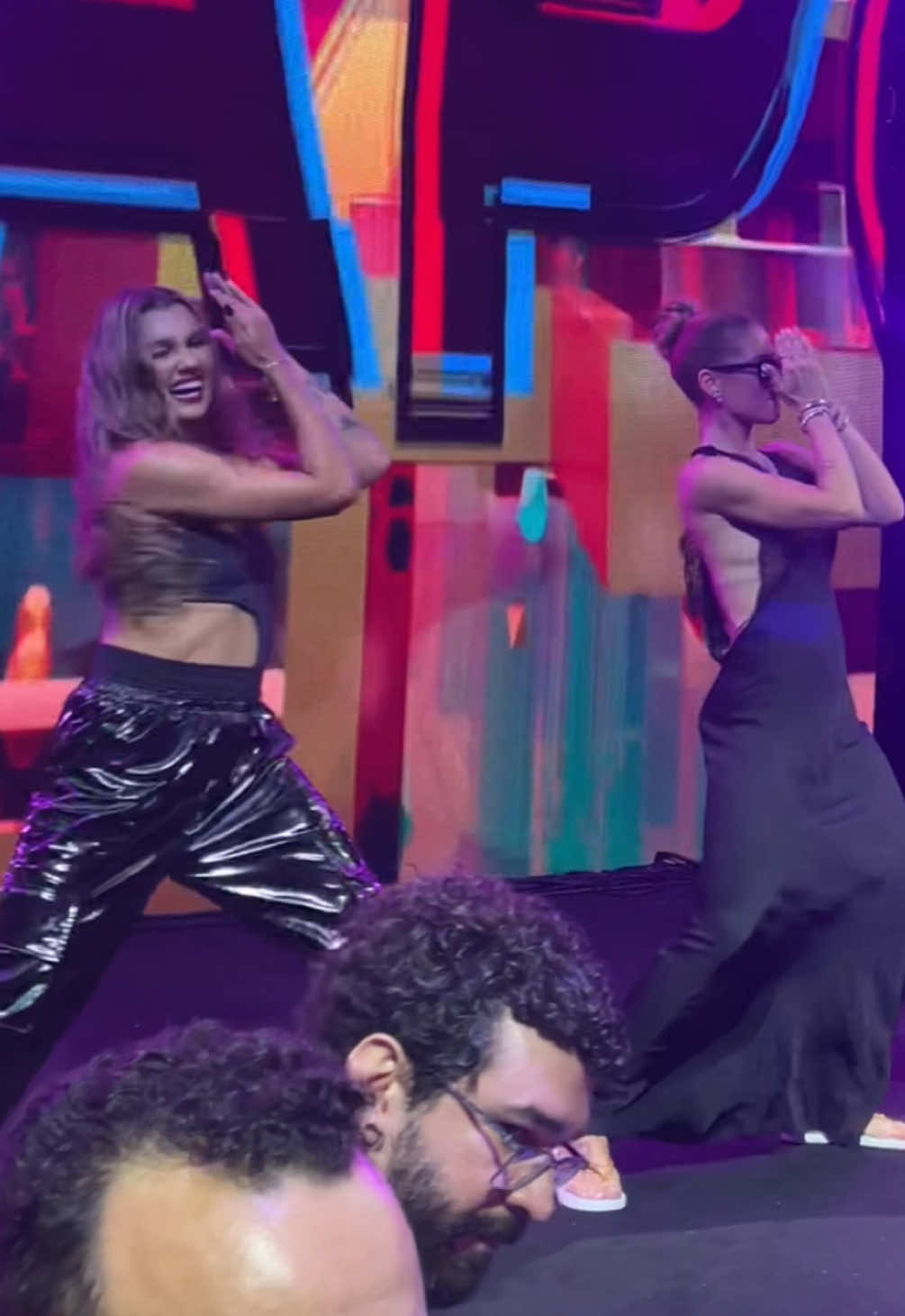 E a maravilhosa subiu no palco pra dançar com a gente 💖 @Virginia  🎤: @Zé Felipe  #zefelipe #show #balletzefelipe #virginia #floflo #mariaflor #palco #casamento 