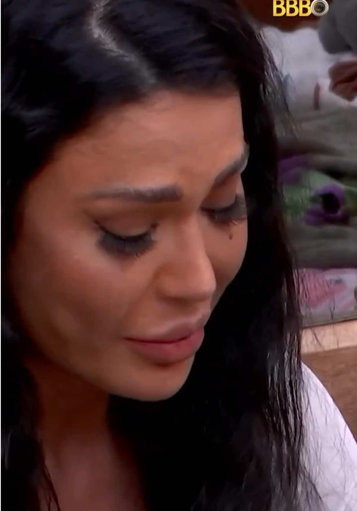 O passado é um terreno que a gente pisa a vida toda. Gra sabia que estar no #BBB25 deixaria ela vulnerável e traria desafios, mas alguns gatilhos doem mais do que imaginamos. ☹️ Ela escolheu guardar algumas dores para não deixar também doer na vida de quem a ama, principalmente a mãe. Quem já passou por tanto, muitas vezes prefere o silêncio. Tudo isso veio pra mostrar que ela pode e deve deixar doer quando se sentir frágil, que isso não faz dela uma vítima. Muito pelo contrário.  Acusada de ter roubado comida – o que ninguém e nenhuma câmera sequer viu ela fazer dentro da casa, Gra expôs memórias sobre o tempo em que morou na rua (e que ela já narrou anteriormente). Sem dinheiro, ela precisava dar um jeito de se alimentar pra sobreviver. Das acusações ela já soube, mas ela ainda vai descobrir e ouvir do #TeamGra é que ela é uma mulher incrível, com uma bagagem gigante de dores e delícias da vida. Que, aqui fora, as pessoas estenderam a mão pra ela. 🤝 Que subiram nos trends a tag GRA MERECE RESPEITO. Que tantas outras se identificaram com a história dela. Que todos sabem que ela forte por fora e por dentro. 💪🏾 Fica firme, Gra! A gente segue aqui pra te fortalecer! Quem conhece o seu coração, sabe! ❤️