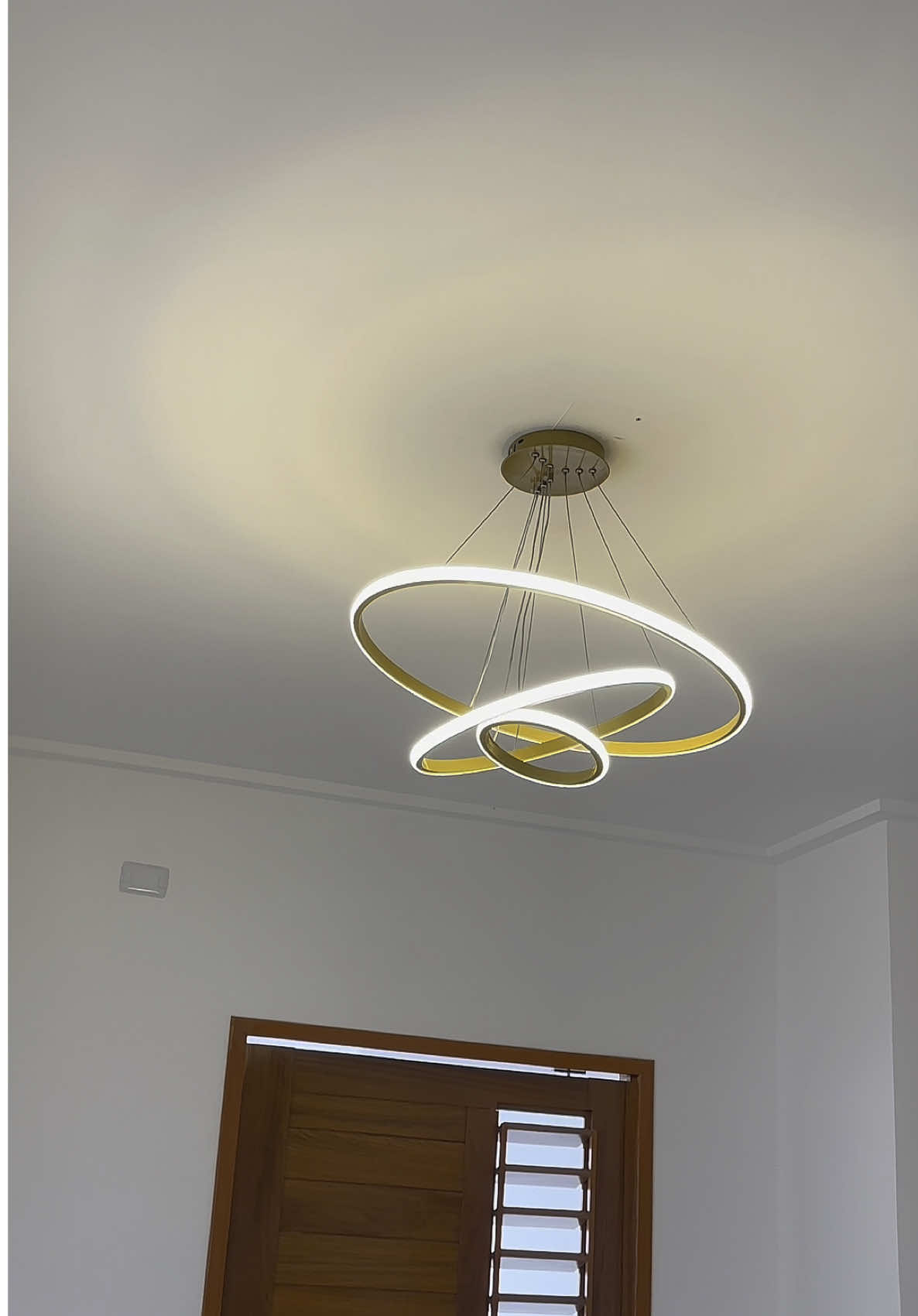 Volteiiiiiii, e já com lustre novo na sala 🤩🥹😍 COMENTA EU QUERO PRA RECEBER O LINK DELE ✨ #casa #lustre #shopee #casanova #sala 