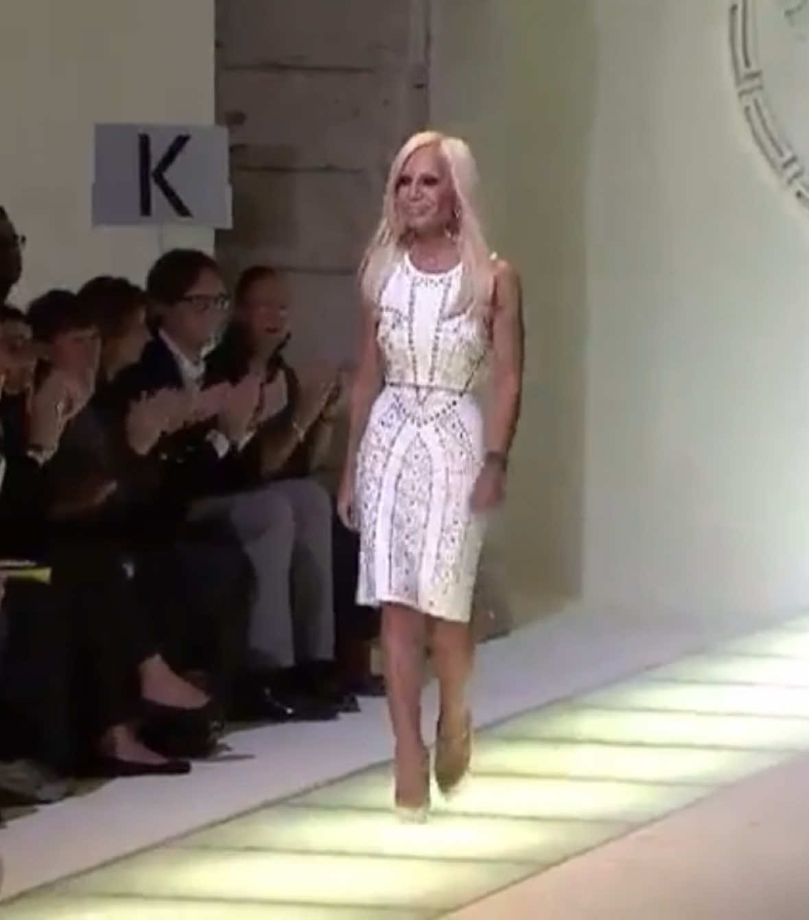so grateful to be alive at the same time as this legend🤍🤍🤍 tiktok everything’s fake all credit is given!!! #donatellaversace #Runway #donatella #versaceedit #donatellaversaceedit #fashion #runwayedit #natashapoly #natashapolyedit #natashapolyrunway #tanyadziahilevarunway #snejanaonopkarunway #snejanaonopkaedit #vladaroslyakovaedit #vladaroslyakovarunway #2000s #2000sfashion #2000srunway #fashionedit #runwaywalk #catwalk #horsewalk #chanel #versace #gucci #dior #fendi #snejanaonopka #vladaroslyakova #giselebündchen #adrianalima #fyp #foryou #highfashion #couture #edit #slavic #slavicrunway #slavicrunway 