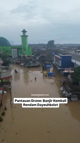 Minggu, 16 Maret 2025, kawasan Dayeuhkolot, Kabupaten Bandung, kembali terendam banjir setelah hujan deras mengguyur sejak malam sebelumnya. Berdasarkan pantauan drone @bonatop163 , air meluap hingga menggenangi pemukiman warga dan jalan utama, menghambat aktivitas masyarakat. Luapan Sungai Citarum menjadi penyebab utama banjir ini, yang kerap terjadi di wilayah tersebut. Warga mulai melakukan evakuasi mandiri, sementara petugas bersiaga untuk penanganan lebih lanjut. Pemerintah setempat mengimbau masyarakat tetap waspada terhadap kemungkinan banjir susulan. Video: @bonatop163 #banjir  #drone  #dayeuhkolot  #kabbandung  #bandunghariini 