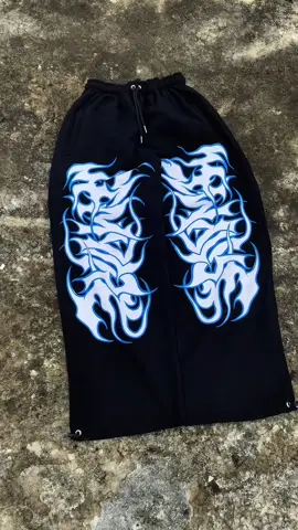BAHAN KALCERMU PAK🫡 UNTUK UMUM!!! BAGGYPANTS EMPIRE VOL2  SPESIFIKASI! BAHAN CATON FLECCE 330GSM GRADE A SABLON PLASTISOL INK  PANJANG SABLON 56CM BERLEBEL  FRE PACK STIKER!! SAKU DEPAN 2  SAKU BELAKANG 1 JAHIT RAPIH READY STOK SHOPEE M,L,XL UNISEX BISA DIPAKE CEWE/COWO LINK PEMBELIAN BISA CEK DI BAWAH PROFIL YA PAK🫡 #empire #baggypants #kalcer #fyp #celanagombrong #lokalbrand #skenaoutfit #outfit #viral #masukberanda 