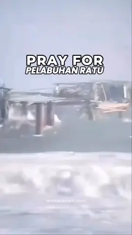 Detik-detik Banjir Bandang Terjang Pelabuhan Ratu Sukabumi, 1 Orang Tewas Dan 7 Lainnya Hilang! Banjir merendam perkampungan warga di tiga kecamatan di Kabupaten Sukabumi, yakni Kecamatan Pelabuhan Ratu, Simpenan dan Lengkong pada Jumat (7/3/2025). Musibah tersebut dikabarkan merenggut nyawa satu orang dan tujuh orang lainnya masih dilakukan pencarian oleh Tim SAR gabungan. Menurut Kepala Pos SAR Sukabumi, Suryo Adiyanto, banjir ini bermula dari hujan ekstrem di wilayah Sukabumi yang terjadi sejak pukul 17.30 WIB sampai pukul 22.00 WIB. #prayforpelabuhanratu #fyp #banjirrob🌊 #prayforjabar 