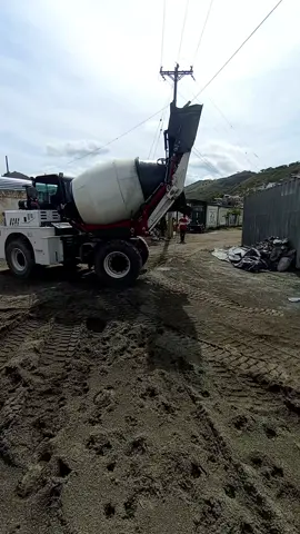esta Carmix está en su proceso de mezclado,en el momento está echando el cemento,ya habiendo cargando una de triturado #retroexcavadora #maquinariapesada #excavadora #operator_excavator #excavator #carmix #retroexcavadora #hormigonera #hormigon #mezclas #concretos #maquinaria #operadoresyexcavadores 