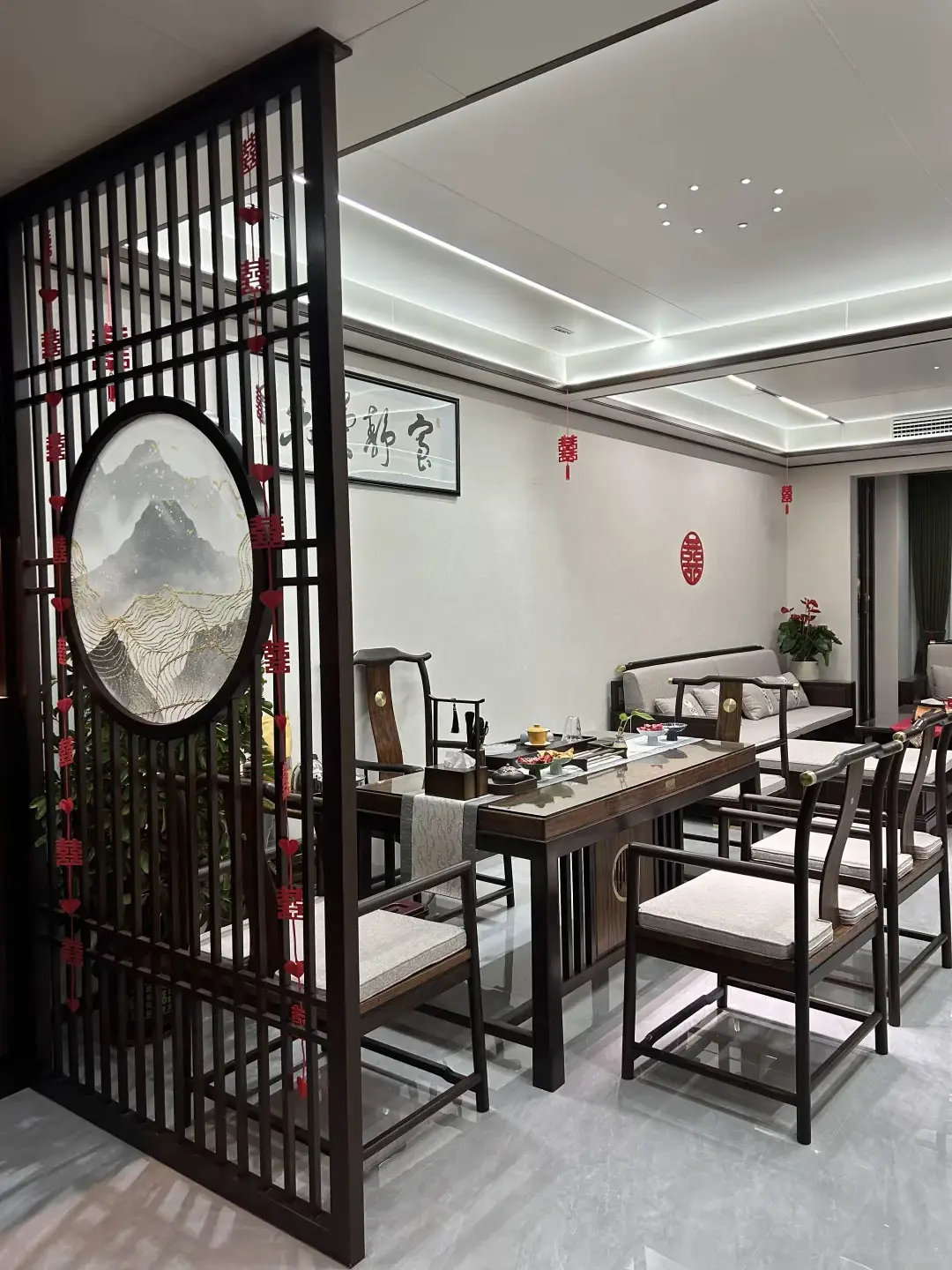 Bàn Trà phong cách Trung Hoa  Bàn: 80*180cm Ghế: 65*50cm  Chất liệu gỗ Hương, hàng hoàn thiện kĩ đẹp  Kết hợp đệm cao cấp Quan tâm liên hệ e O822.33sáu.sáu8sáu #xuhuong #tradao #phongtra #phongtradep #khonggiantradao #noithatphongtra #khonggianphongtra #thuongtra #bantra #noithatgo #khonggiandep #nhadep 