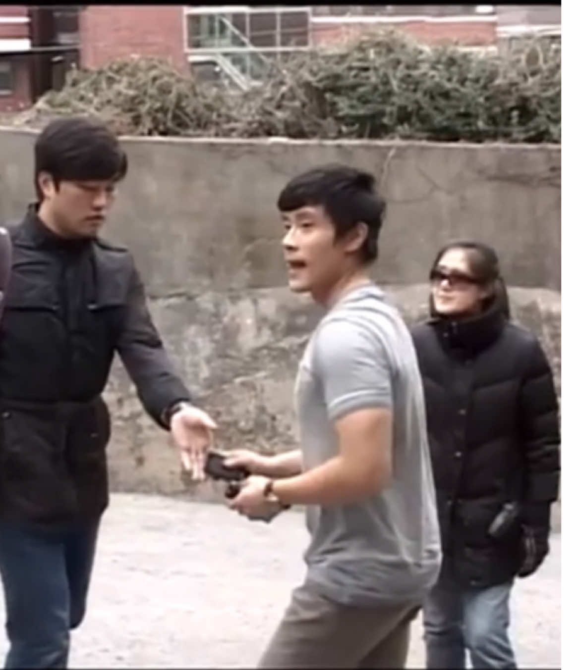 the way he plays with his hair😳🫠 #leebyunghunedit #leebyunghun #이병헌 #leebyunghun이병헌 #frontman #frontmansquidgame #오징어게임 #오징어게임2 #ahjussi #korea #kdrama #round6 #actor #acting #fy #fyy 