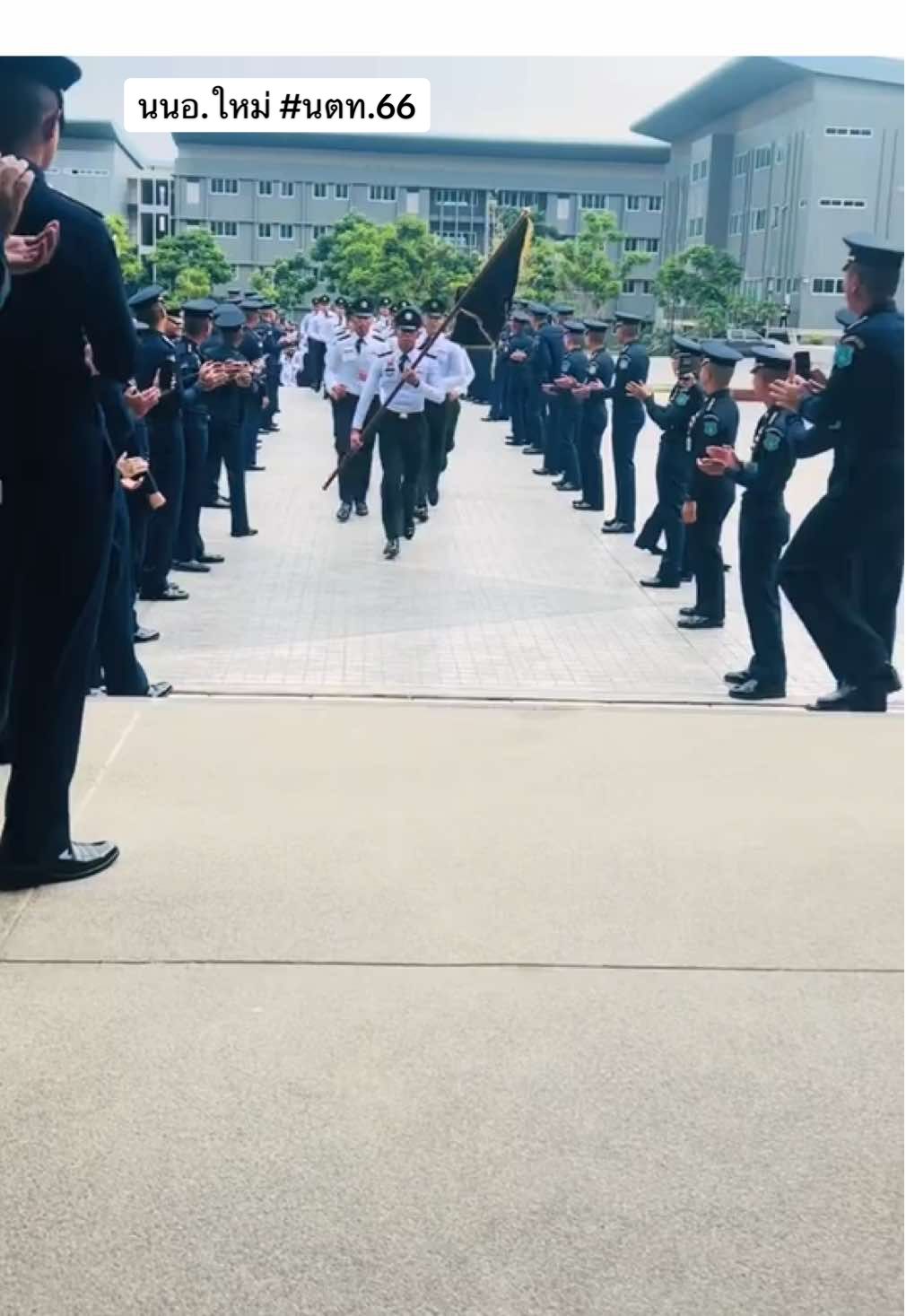 โรงเรียนนายเรืออากาศ  จัดเลี้ยงอาหารกลางวัน สำหรับผู้ปกครองและนักเรียนใหม่ ก่อนการประชุมผู้ปกครอง พี่ๆมารอต้อนรับน้องๆ นนอ.ใหม่ อย่างอบอุ่น😅✌️#นักเรียนนายเรืออากาศ #นายเรืออากาศ #เตรียมทหาร66 #นตท66 #afaps66 #ส่งตัวขึ้นเหล่า #เทรนด์วันนี้້ 